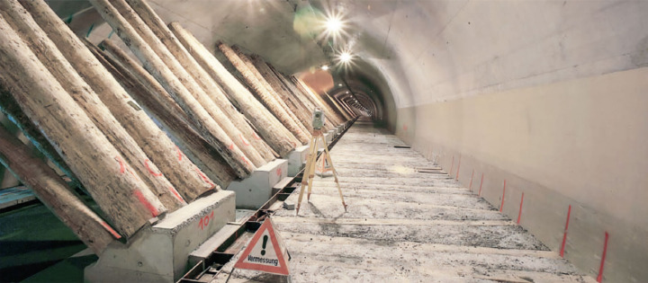 Ein unvergesslicher Anblick: Mit Hunderten von Baumstämmen wird der Lawinenschutztunnel Mitholz vor dem Einsturz bewahrt. BILD: ARCHIV HSF