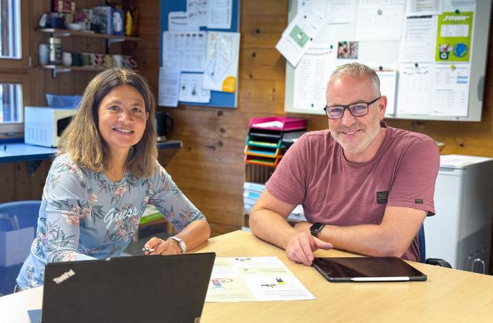 Schulleiterin Barbara Baer und Gemeinderat Ivo Kratzer (Vize-Präsident der Schulkommission Kandergrund / Kandersteg) BILD: BIANCA HÜSING