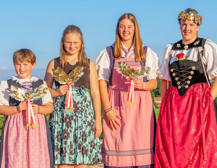 Die Siegerinnen Svenja Graf (Zwergli), Nina Künzi (Meitli 2), Audrey Ayer (Meitli 1) und Schwingerkönigin Jasmin Gäumann BILD: RENÉ NUSSBAUMER