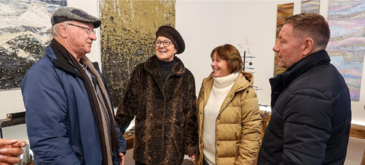 Jolanda Henzmann (2. v. links) und Corina Schranz (3. v. l) im Gespräch mit zwei Besuchern (links der Galerist und frühere Dorfarzt Walter Bleisch). BILD: YVONNE BALDININI