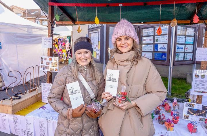 Lea Flückiger und Ivona Weinaug (v.l.) vom Elternverein Aeschi präsentierten ihr Angebot.