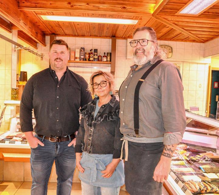 Jonas Lengacher (l.) freut sich mit Fritz Gempeler und dessen Frau Gabi auf den Neuanfang. Diese Woche wird das Schaufenster im frischen Stil eingerichtet. BILD: YVONNE BALDININI: