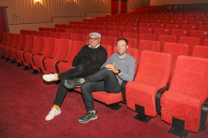 Entspannt sitzen Regisseur Sven Allenbach (links) und Chrigel Maurer nach der erfolgreichen Premiere im Ciné Rex in Adelboden. BILD: MARIA STEINMAYR