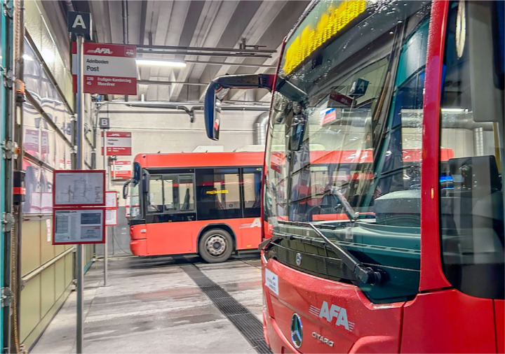 Die roten Busse haben letztes Jahr im öffentlichen Linienverkehr über 1,6 Millionen Personen transportiert. BILD: HANS RUDOLF SCHNEIDER