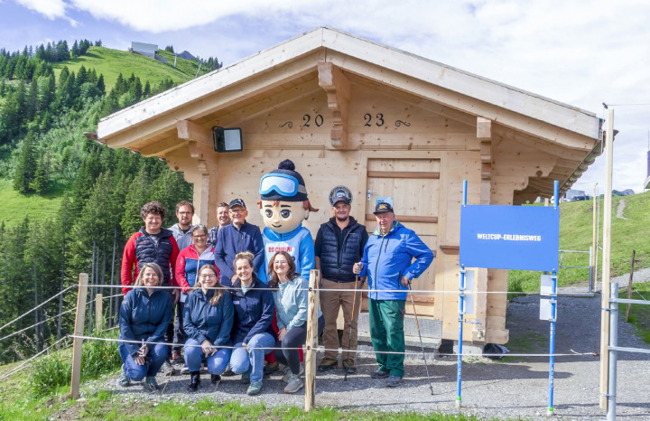 Gemeinsam mit Chueni wurde die Eröffnung des überarbeiteten Weltcup-Erlebniswegs gefeiert. BILD: MICHAEL SCHINNERLING