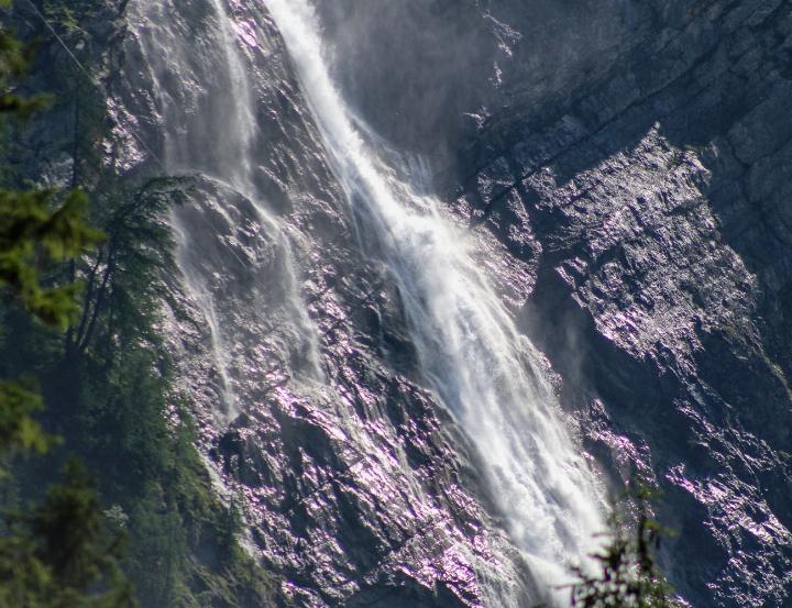 Auch die Engstligenfälle liegen im Einzugsbereich der regionalen Trinkwasserversorgung. Doch, auch wenn die Spuren von Schadstoffen oft an der unteren Messbarkeitsgrenze liegen: Auch die Berge können sich der atmosphärischen Verunreinigung des Regenwassers kaum entziehen. BILD: MARTIN NATTERER