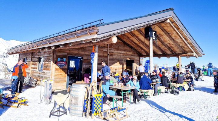 Das Kleinrestaurant «Alphüttli» hatte bis Mitte März 2023 seinen Platz im Dorf. Nun erfüllt es seinen Zweck als charmantes Imbisslokal auf der Tschentenalp. BILD: RETO KOLLER